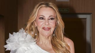 Ana Obregón vuelve a confiar en un espectacular vestido de Celia B y lo combina con unos cómodos tacones de Magrit