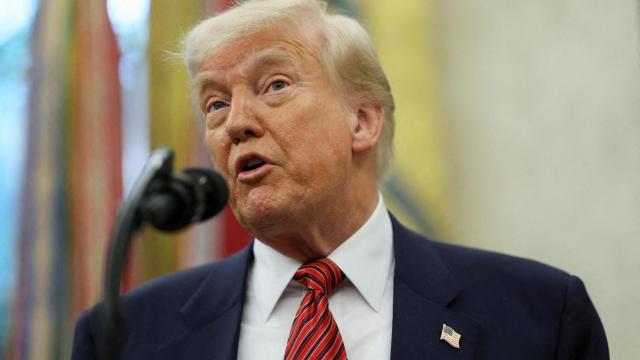 Donald Trump volvió a robarse el protagonismo en un evento internacional con su estilo habitual.