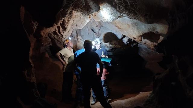 Los investigadores en la cueva.