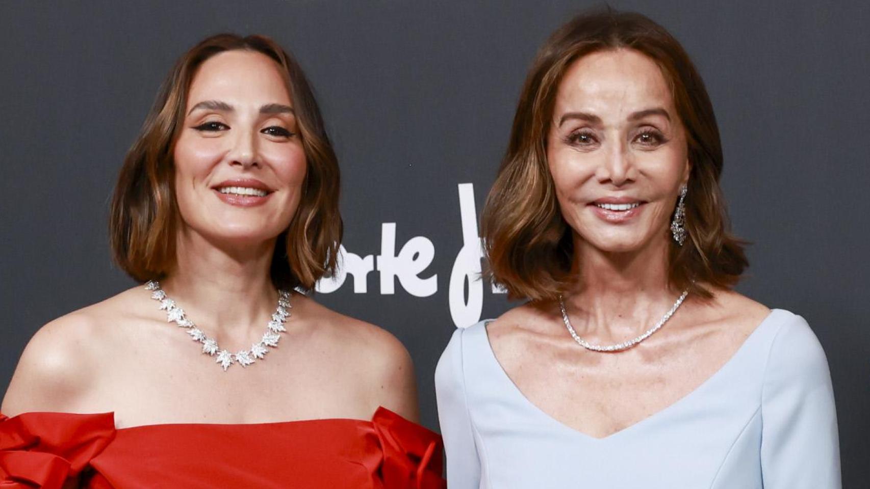 Isabel Preysler junto a sus hija en la gala de los 'Elle Style Awards' 2025.