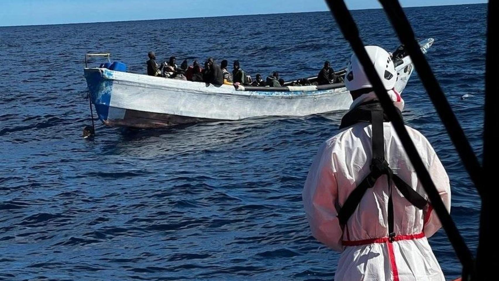 La salvamar Macondo rescata una patera en aguas próximas a Gran Canaria el pasado 6 de marzo.