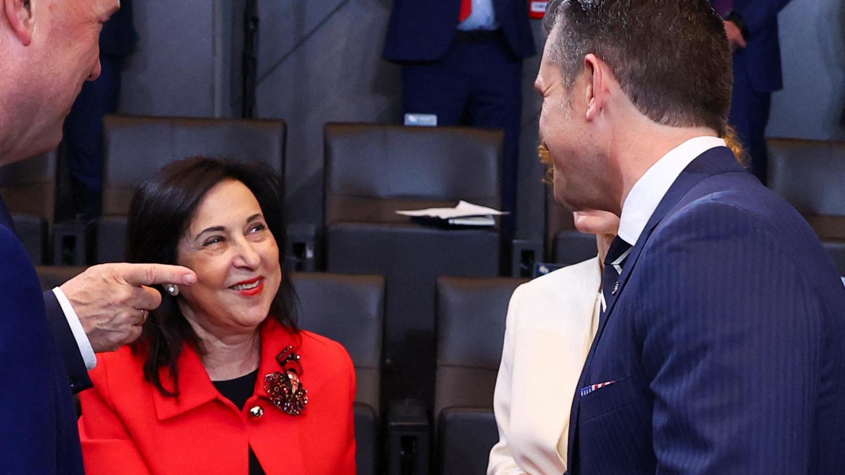 La ministra de Defensa, Margarita Robles, saluda a su homólogo estadounidense, Pete Hegseth, durante la reunión de la OTAN este jueves en Bruselas