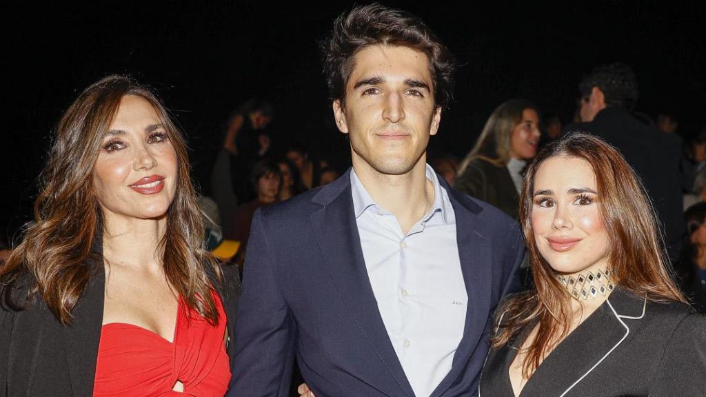 Paloma Lago junto a su hijo, Javier García-Obregón Pérez-Lago y su nuera, Eugenia Gil Muñoz, en una fotografía de febrero de 2024.