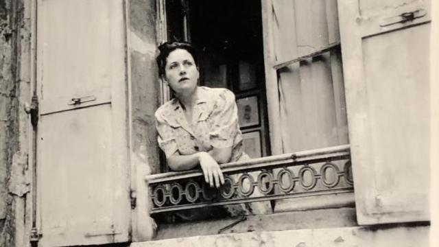 Dora Maar asomada a la ventana de su estudio, París, 1937. Foto: Throckmorton Fine Art