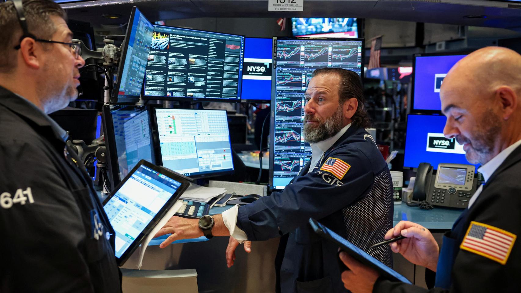 Varios operadores trabajan en el parqué de la Bolsa de Nueva York.
