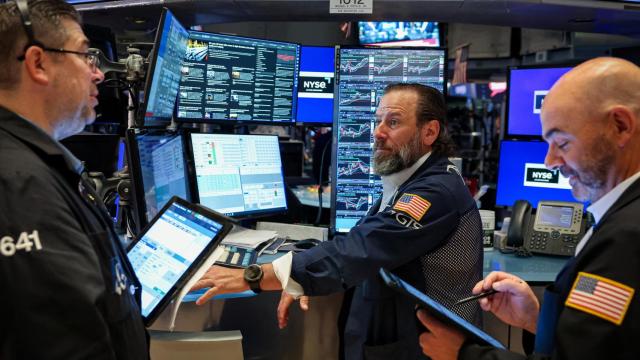 Varios operadores trabajan en el parqué de la Bolsa de Nueva York.