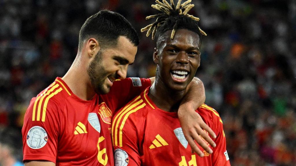 Mikel Merino y Nico Williams celebran el gol de España a Francia