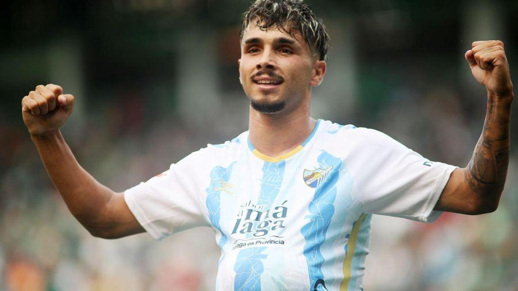 Kevin Medina celebra un gol con el Málaga CF en el estadio de A Malata.