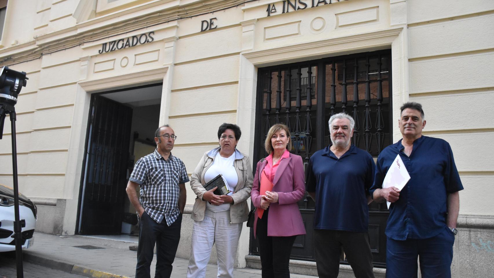 Los representantes de las asociaciones y UPL que presentan la denuncia y la abogada que la ha redactado