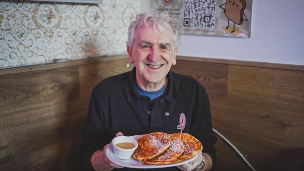 Arsuaga desayunando sus tortitas favoritas y conversando sobre la foto fija de la humanidad: la familia.