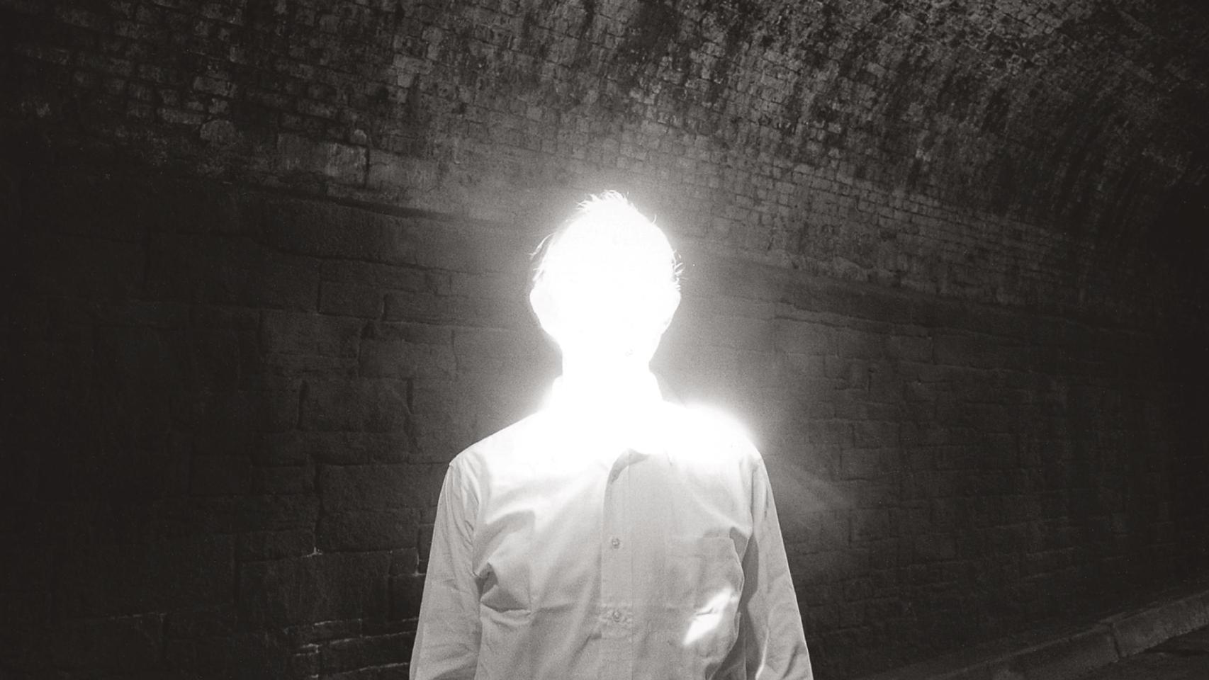 Duane Michals: 'El hombre iluminado', 1968. Foto: Duane Michals Inc. / Cortesía de Admira Milano