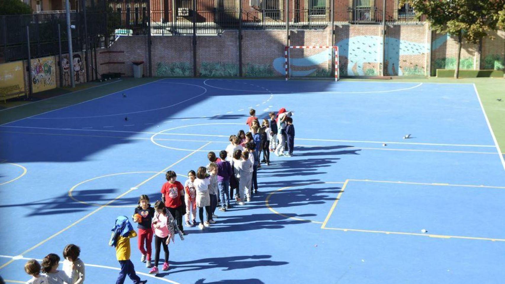 Niños en un colegio en una imagen de archivo