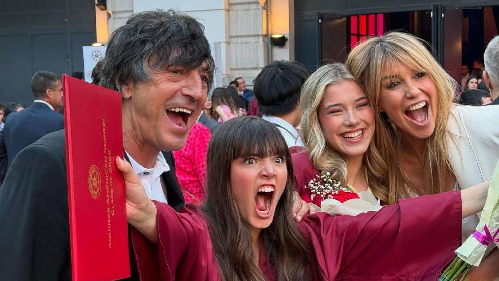 Raquel Meroño y su ex, Santi Carbones, han arropado a sus hijas Daniela y Martina en su graduación