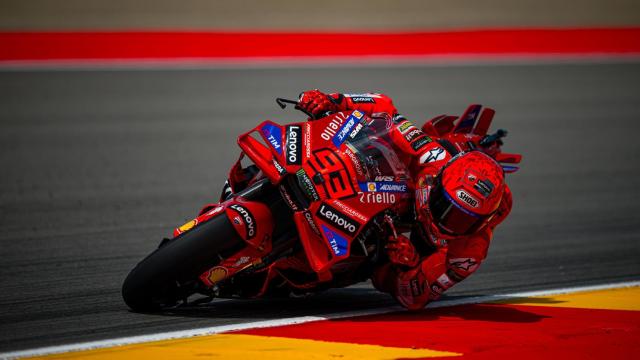 Marc Márquez traza un viraje con su Ducati Desmosedici GP25, en MotorLand Aragón.