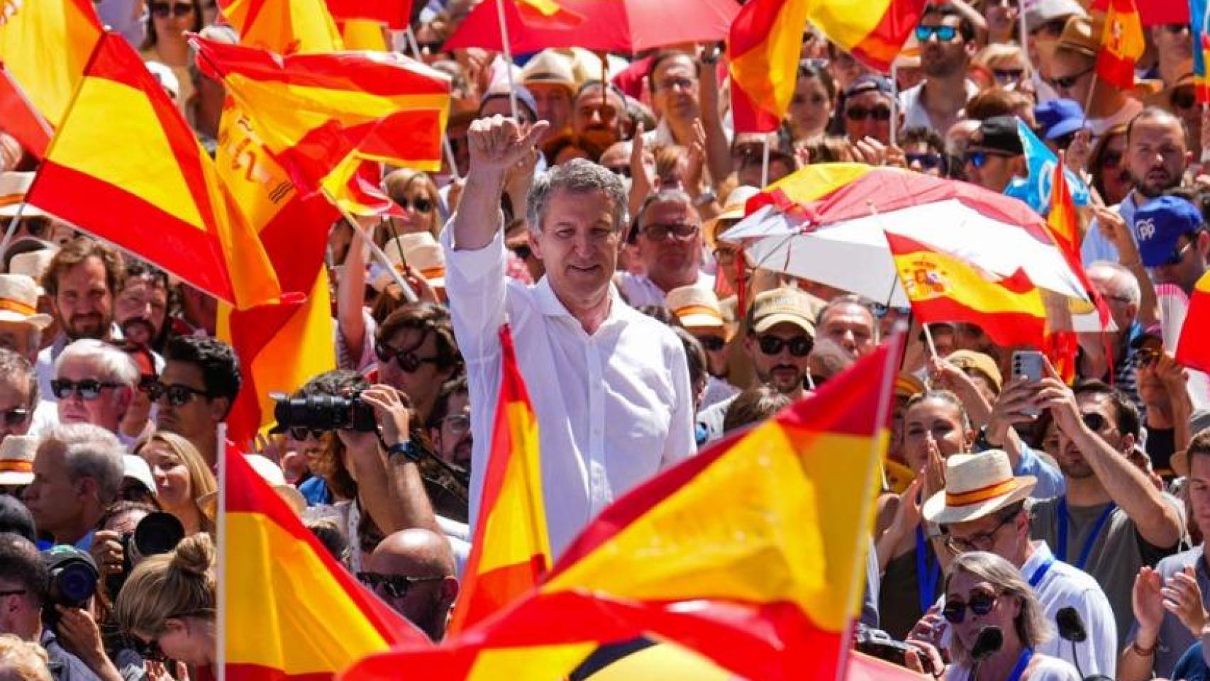 Alberto Núñez Feijóo entre la multitud en la Plaza de España de Madrid durante la manifestación contra Sánchez del domingo.