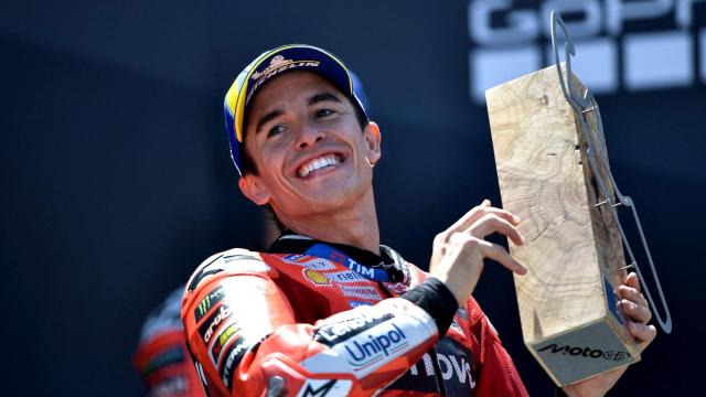 Marc Márquez, en el podio de MotorLand, levanta el trofeo de ganador del Gran Premio de Aragón.