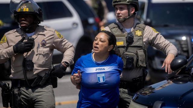 Una mujer es detenida durante las protestas en Los Ángeles.