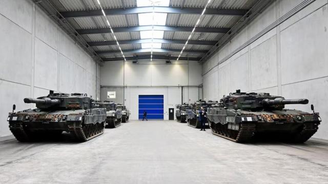 Tanques Leopard 2 en una fábrica de Rheinmetall.