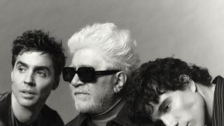 Javier Ambrossi, Pedro Almodóvar y Javier Calvo. Foto: Nerea Garro