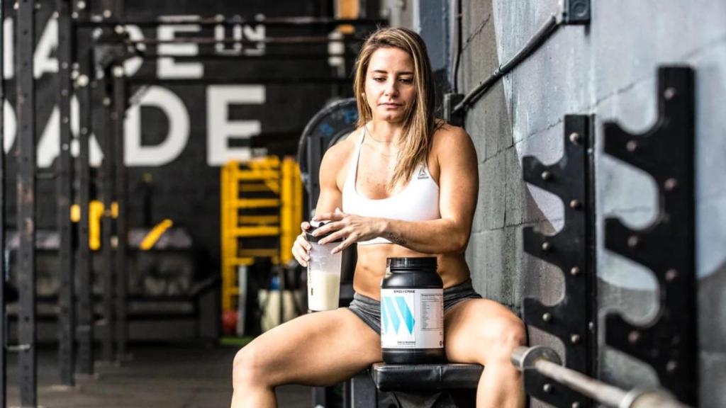 Una deportista preparando un batido de proteína.