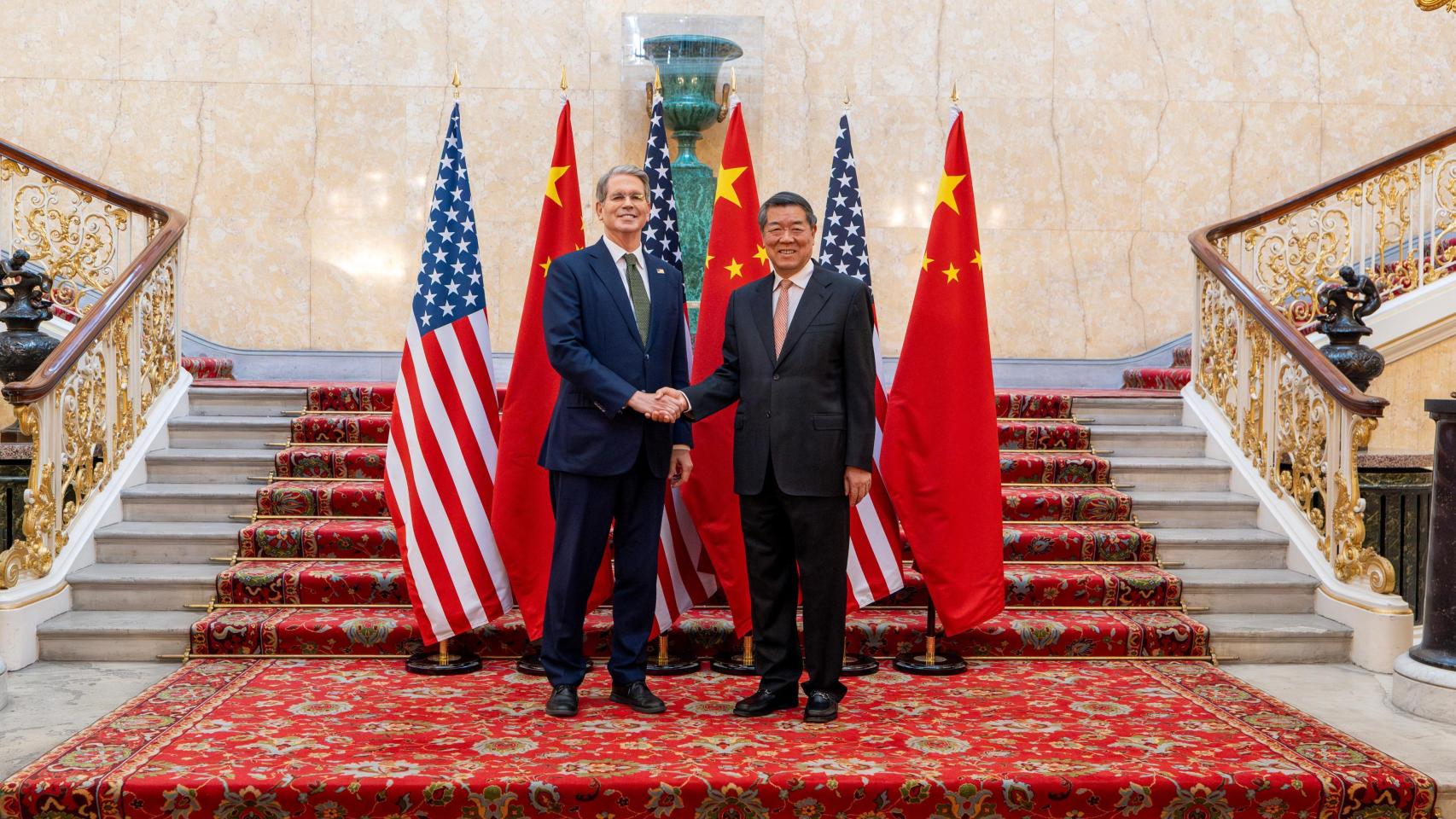 El secretario del Tesoro de Estados Unidos, Scott Bessent, y el viceprimer ministro chino, He Lifeng, reunidos en Londres.