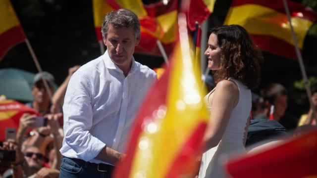 Alberto Núñez Feijóo e Isabel Díaz Ayuso, este domingo en la concentración contra Pedro Sánchez.