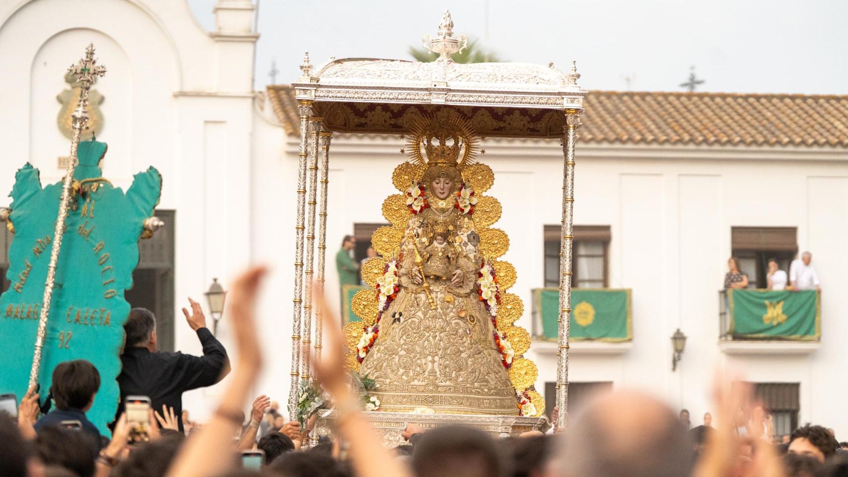 Así fue la histórica salida de El Rocío: la Virgen, por primera vez ante la Hermandad de Sevilla