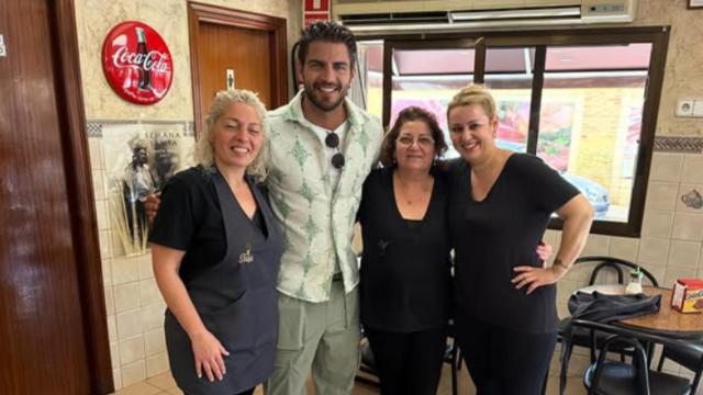 Maxi Iglesias con el personal de la Churrería Susi en Santa Pola