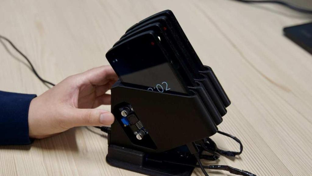 Varios móviles en el dispositivo que los convierte en un centro de datos