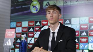 Dean Huijsen, en rueda de prensa con el Real Madrid