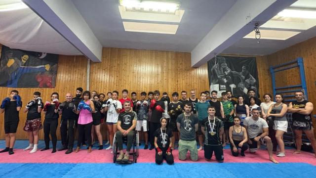 Alumnos del Gimnasio Simón posando con los medallistas y Simón González.