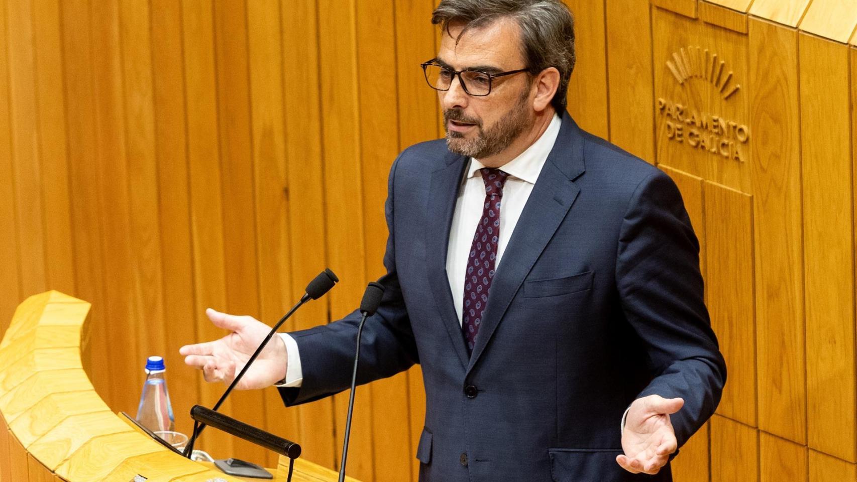 El conselleiro de Presidencia, Xustiza e Deportes, Diego Calvo, en una intervencion en pleno