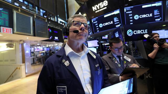 Un operador trabaja en el parqué de la Bolsa de Nueva York.