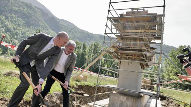 Colocación de la primera piedra del telecabina entre Benasque y Cerler