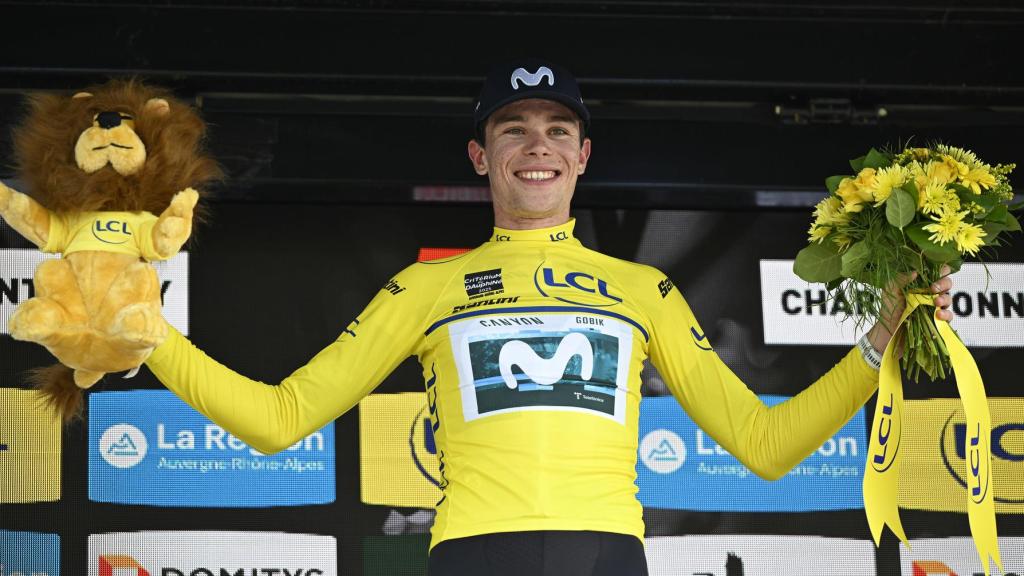 Iván Romeo, con el maillot amarillo tras ganar la tercera etapa del Dauphiné.