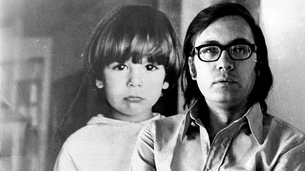 Francisco Umbral, retratado por María España delante de una foto de su hijo Pincho. Fundación Francisco Umbral