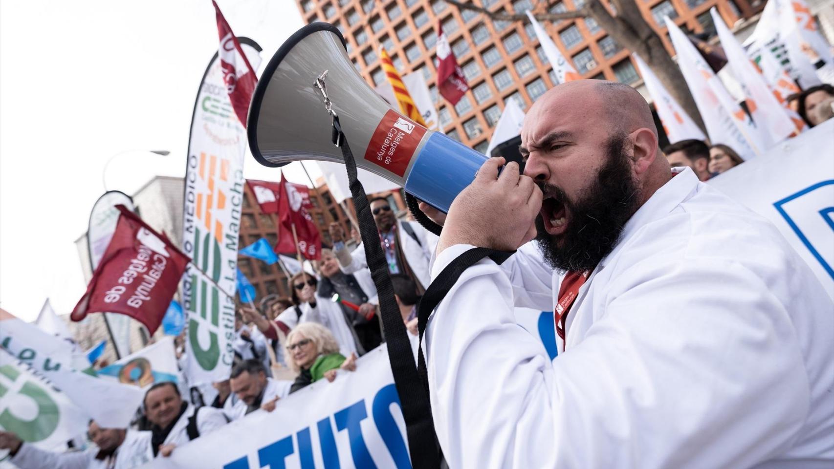 Los médicos se concentran frente al Ministerio de Sanidad para rechazar el Estatuto Marco.
