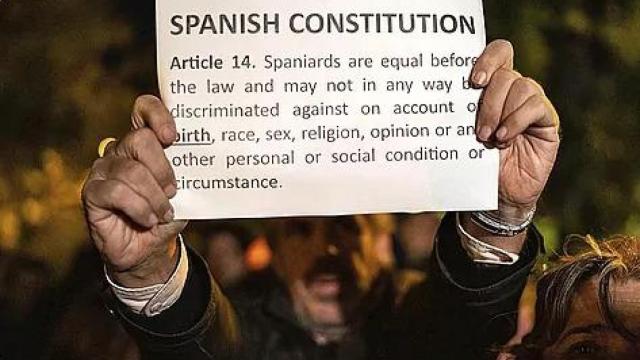 Un manifestante frente al Parlamento Europeo en 2023, en una concentración contra la amnistía.