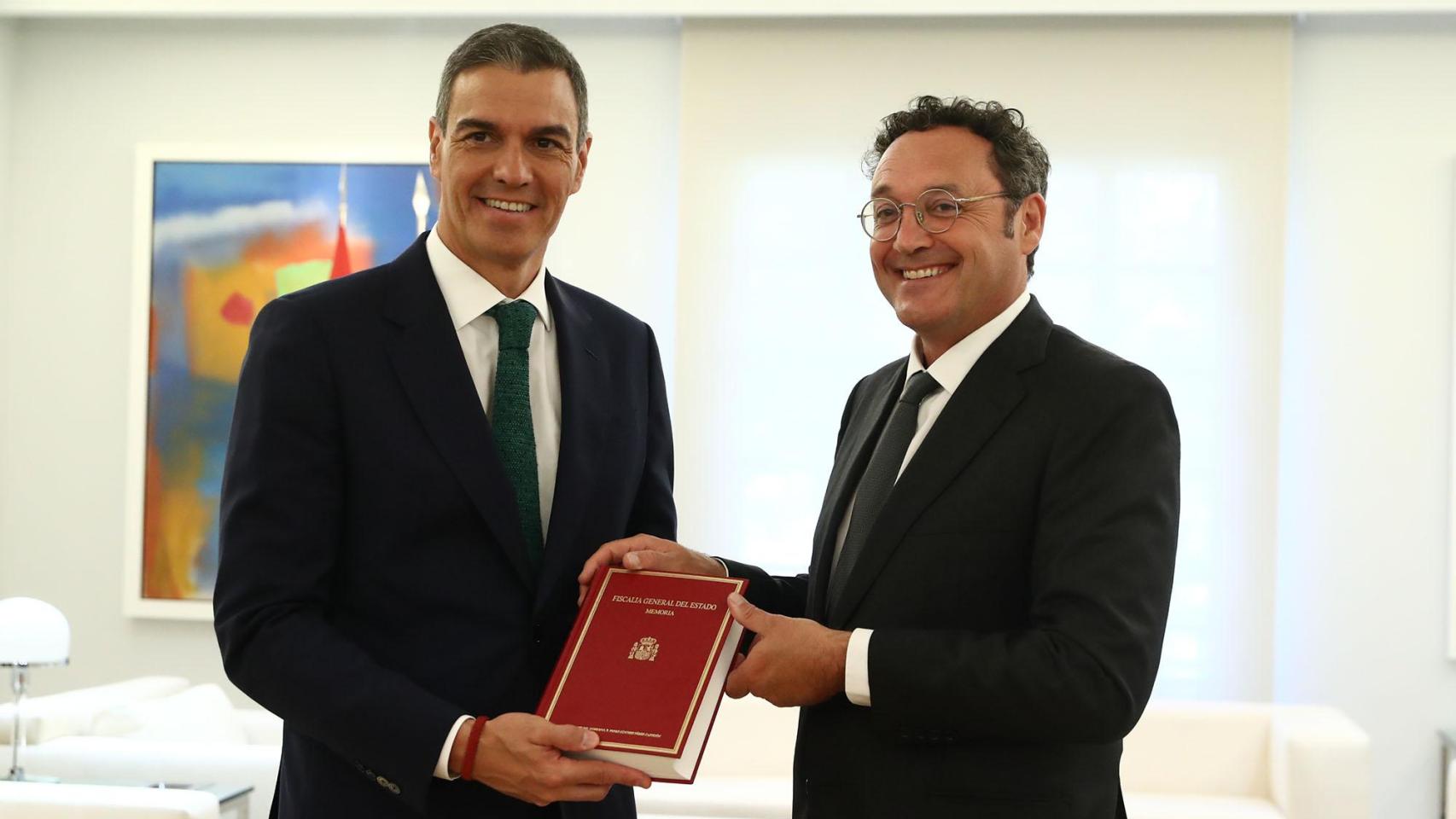 Pedro Sánchez, presidente del Gobierno, con el fiscal general Álvaro García Ortiz, el pasado septiembre.