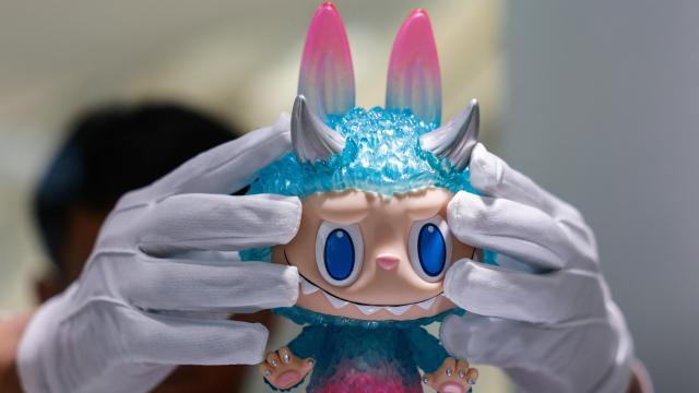 Una figura de Labubu se exhibe antes de una subasta en Pekín, China.
