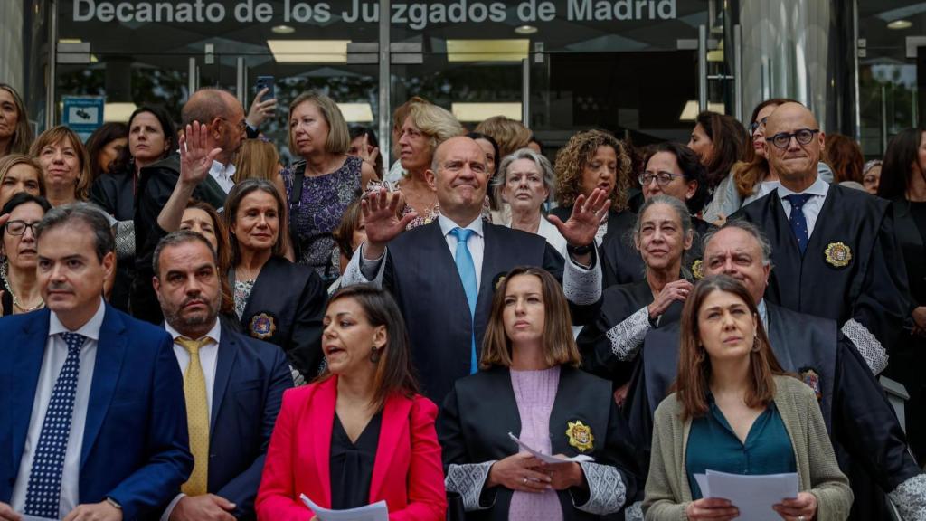Jueces y fiscales realizan un paro de 10 minutos este miércoles ante los Juzgados de Plaza de Castilla contra la reforma de la ley del Poder Judicial.