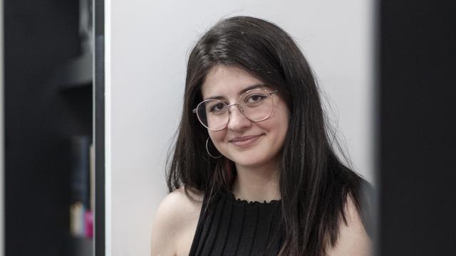 La escritora de 24 años Joana Marcús, éxito superventas de literatura juvenil, durante la entrevista con EL ESPAÑOL.