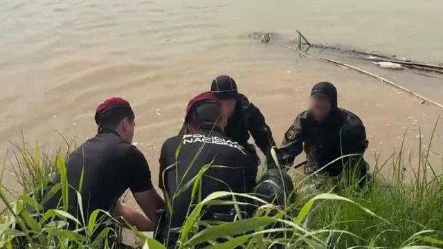 La Policía Nacional recupera el cuerpo del joven desaparecido en el río Turia. Europa Press / Oliver Contreras / CNP