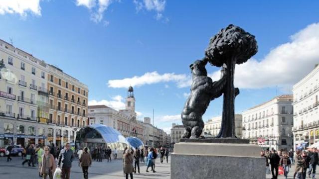 La estatua del Oso y el Madroño en la Puerta del Sol de Madrid.