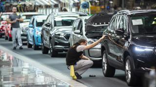 Operarios en la fábrica de Volkswagen en Eslovaquia