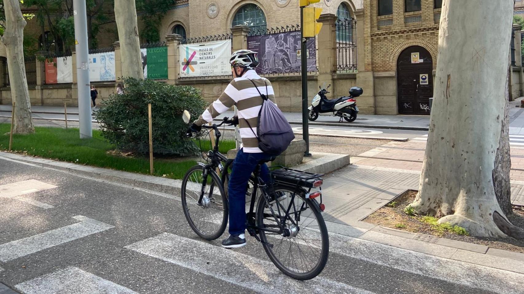 Un hombre en bicicleta en el centro de Zaragoza