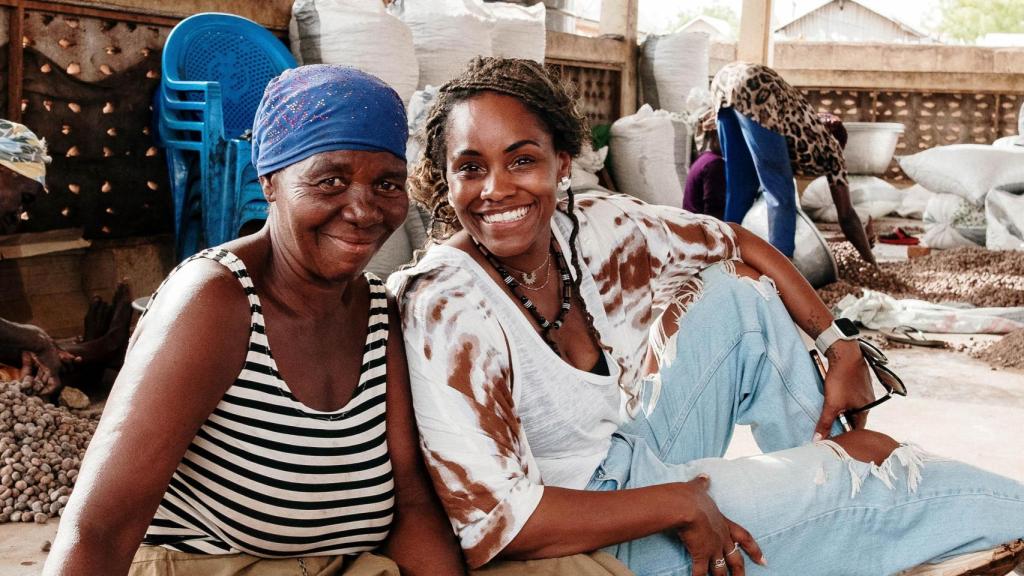 Katia Simone con una de las mujeres de la cooperativa africana.