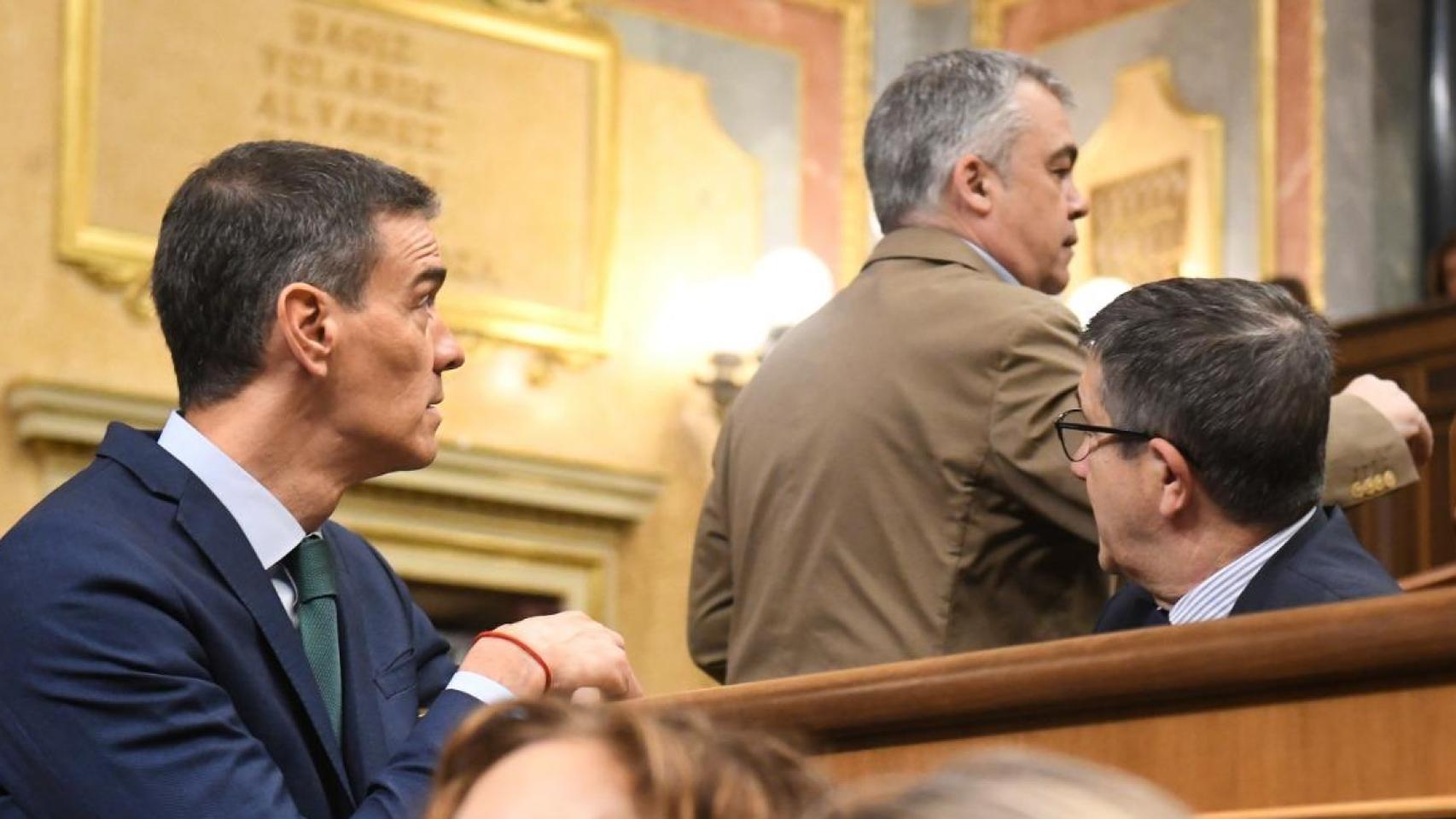 Sánchez observa a Santos Cerdán, ante la mirada de Patxi López, este miércoles en el Congreso.