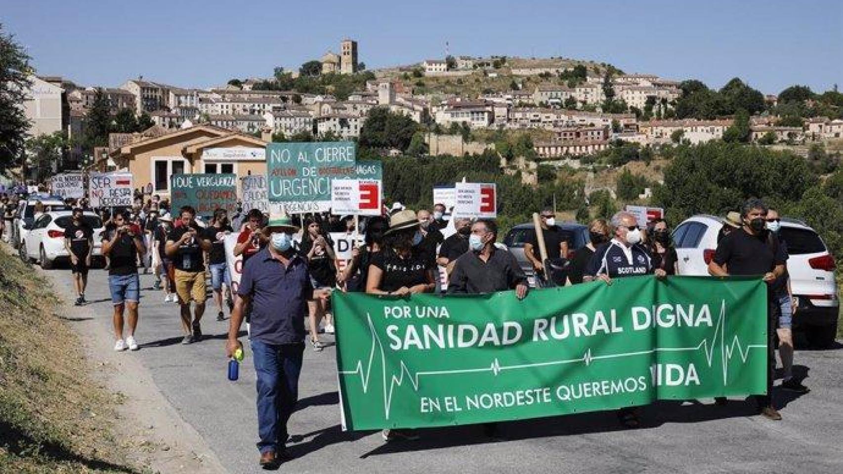 Decenas de médicos participan en una manifestación por una sanidad rural de calidad, a julio de 2021, en Sepúlveda, Segovia, Castilla y León.