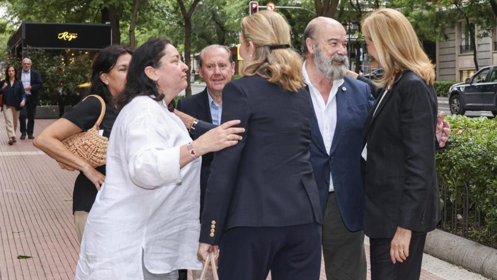 Antonio Resines y su esposa, Ana Pérez-Lorente, saludan a las infantas Elena y Cristina en el funeral de Paola Caprile.
